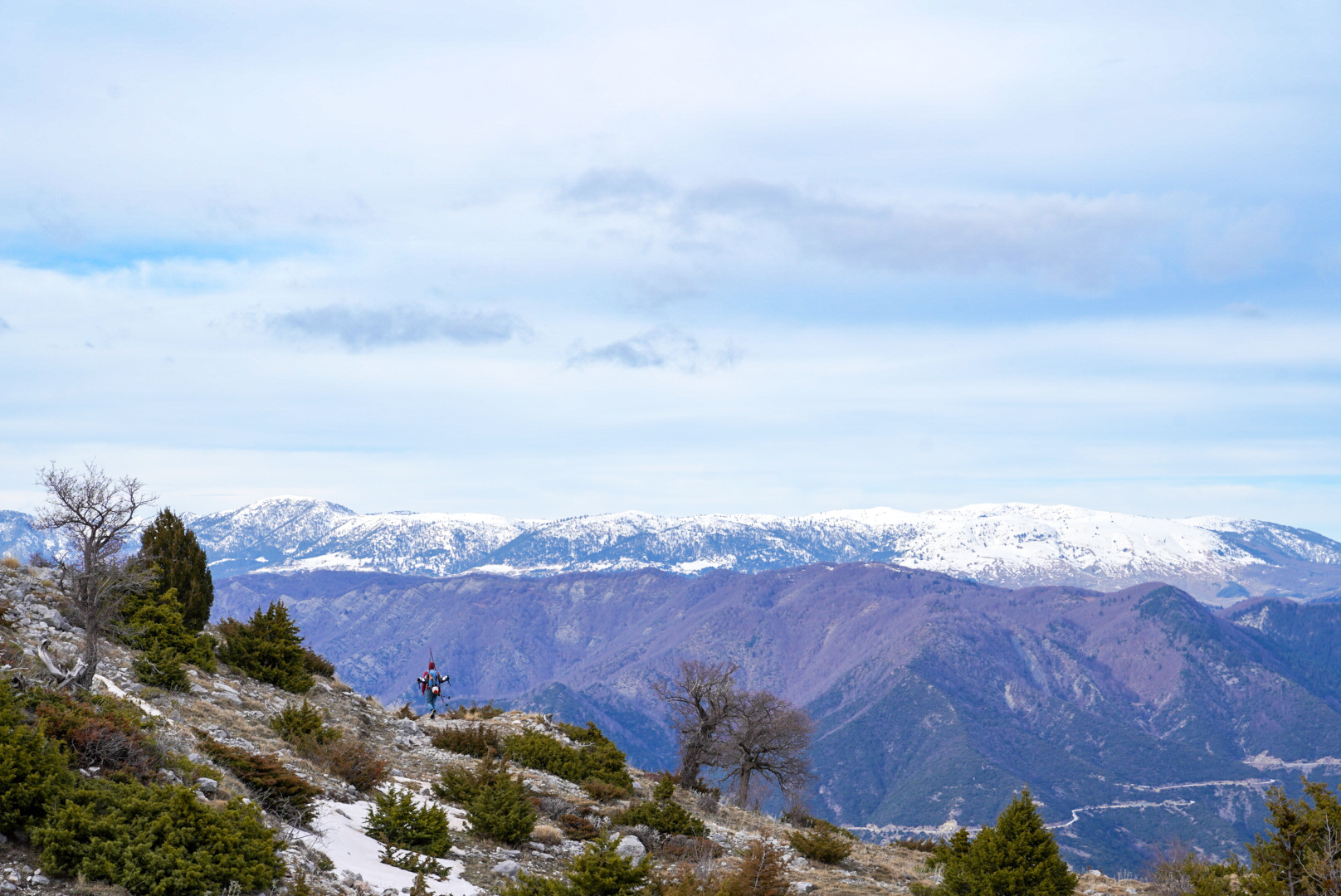 Skieurs au dessus du vallon, tzoumerka — vallée de matsouki, lors d’une itinérance à ski en Grèce.